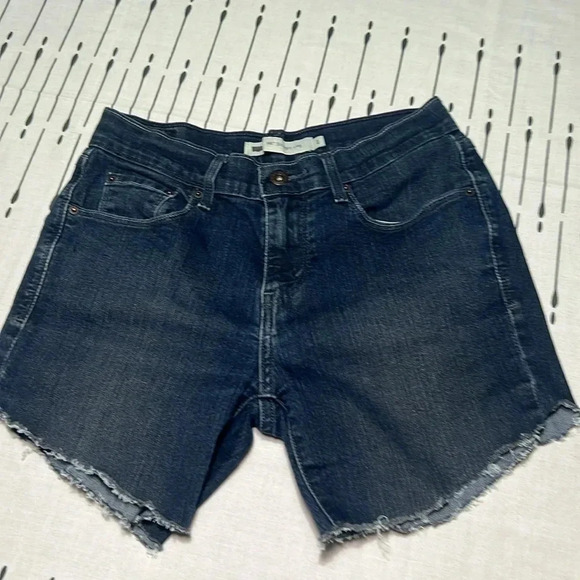 Levi Cut off's. Levi's Jean Shorts. Denim Shorts. Size 2 - Picture 3 of 10
